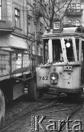 1949, Katowice, Polska.
Wypadek, zderzenie samochodu ciężarowego z tramwajem.
Fot. Kazimierz Seko, zbiory Ośrodka KARTA
 
