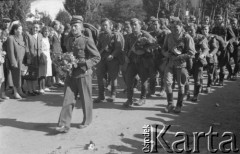 1949, Łańcut, Polska.
Powitanie wojska, kolumna żołnierzy.
Fot. Kazimierz Seko, zbiory Ośrodka KARTA
 
