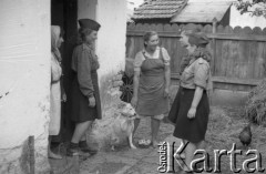 1949, Jędrzejów k/Grodkowa, Polska.
Obóz Społeczny dla dzieci, opiekunki.
Fot. Kazimierz Seko, zbiory Ośrodka KARTA
 
