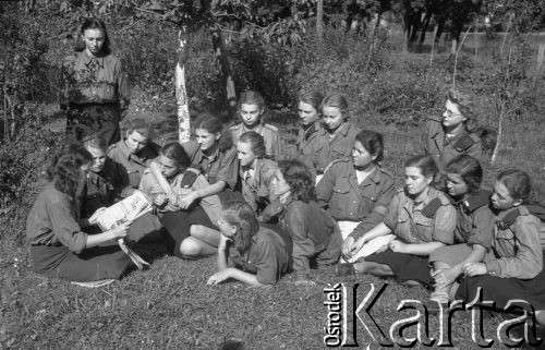 1949, Jędrzejów k/Grodkowa, Polska.
Obóz Społeczny dla dzieci, zajęcia propagandowe dla opiekunek, czytanie gazet.
Fot. Kazimierz Seko, zbiory Ośrodka KARTA
 
