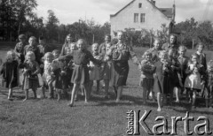 1949, Jędrzejów k/Grodkowa, Polska.
Obóz Społeczny dla dzieci, zabawa z opiekunkami.
Fot. Kazimierz Seko, zbiory Ośrodka KARTA
 
