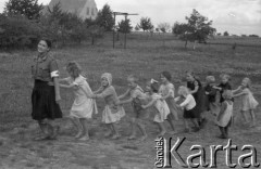 1949, Jędrzejów k/Grodkowa, Polska.
Obóz Społeczny dla dzieci, zabawa w pociąg.
Fot. Kazimierz Seko, zbiory Ośrodka KARTA
 
