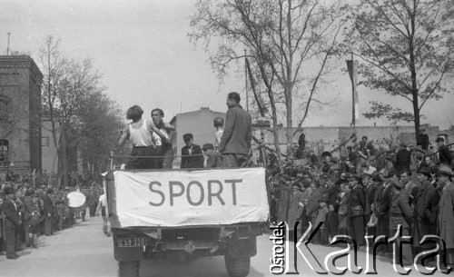 1.05.1947, Poznań, Polska.
Pochód pierwszomajowy, samochód z bokserami.
Fot. Kazimierz Seko, zbiory Ośrodka KARTA
 
