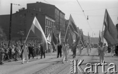 1.05.1952, Katowice, Polska.
Pochód pierwszomajowy, młodzież z flagami.
Fot. Kazimierz Seko, zbiory Ośrodka KARTA
 
