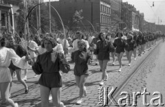 1.05.1952, Katowice, Polska.
Pochód pierwszomajowy, grupa dziewcząt.
Fot. Kazimierz Seko, zbiory Ośrodka KARTA
 
