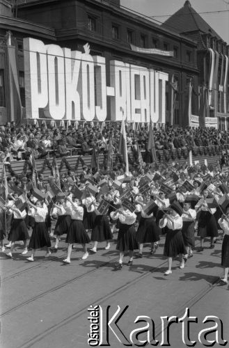 1.05.1952, Katowice, Polska.
Pochód pierwszomajowy, dziewczęta z chorągiewkami, hasło nad trybuną honorową 