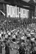 1.05.1952, Katowice, Polska.
Pochód pierwszomajowy, dziewczęta z piłkami i gałązkami, hasło nad trybuną honorową 