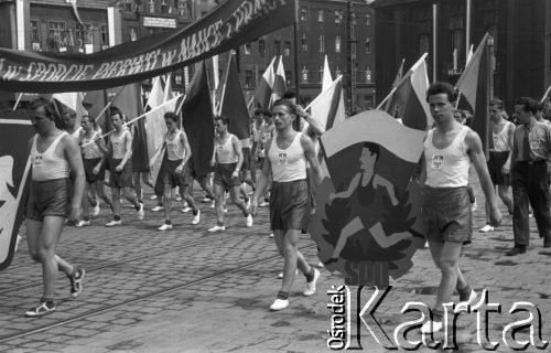 1.05.1952, Katowice, Polska.
Pochód pierwszomajowy, młodzi sportowcy z flagami i transparentem, hasło: 