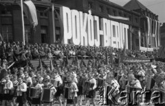1.05.1952, Katowice, Polska.
Pochód pierwszomajowy, dzieci z akordeonami, hasło nad trybuną honorową 