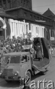 1.05.1952, Katowice, Polska.
Pochód pierwszomajowy, przed trybuną honorową samochód 