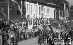 1.05.1952, Katowice, Polska.
Pochód pierwszomajowy, pracownicy Opery Śląskiej w Bytomiu, hasło na transparencie: 
