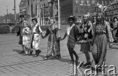 1.05.1952, Katowice, Polska.
Pochód pierwszomajowy, dzieci w kostiumach.
Fot. Kazimierz Seko, zbiory Ośrodka KARTA
 
