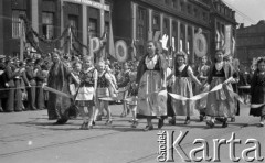1.05.1952, Katowice, Polska.
Pochód pierwszomajowy, dzieci w strojach regionalnych.
Fot. Kazimierz Seko, zbiory Ośrodka KARTA
 
