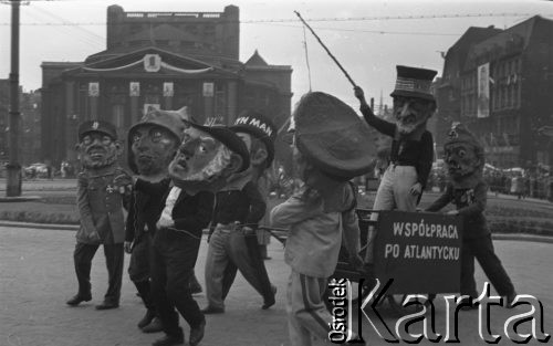 1.05.1953, Stalinogród (Katowice), Polska.
Pochód pierwszomajowy, karykatury przywódców państw zachodnich, napis na wózku: 