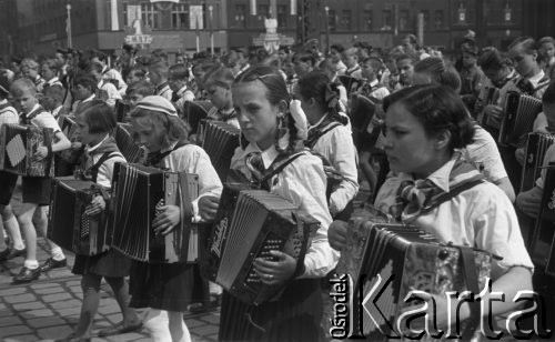 1.05.1953, Stalinogród (Katowice), Polska.
Pochód pierwszomajowy, dzieci grające na akordeonach.
Fot. Kazimierz Seko, zbiory Ośrodka KARTA
 
