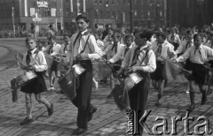 1.05.1953, Stalinogród (Katowice), Polska.
Pochód pierwszomajowy, orkiestra dziecięca.
Fot. Kazimierz Seko, zbiory Ośrodka KARTA
 
