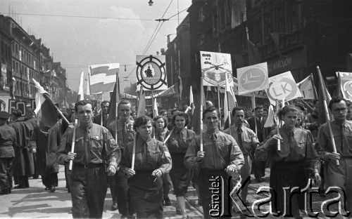 1.05.1953, Stalinogród (Katowice), Polska.
Pochód pierwszomajowy, grupa manifestantów z plakatami.
Fot. Kazimierz Seko, zbiory Ośrodka KARTA
 
