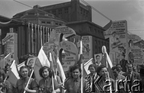 1.05.1953, Stalinogród (Katowice), Polska.
Pochód pierwszomajowy, manifestanci z flagami i hasłami.
Fot. Kazimierz Seko, zbiory Ośrodka KARTA
 
