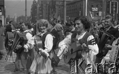 1.05.1953, Stalinogród (Katowice), Polska.
Pochód pierwszomajowy, orkiestra.
Fot. Kazimierz Seko, zbiory Ośrodka KARTA
 
