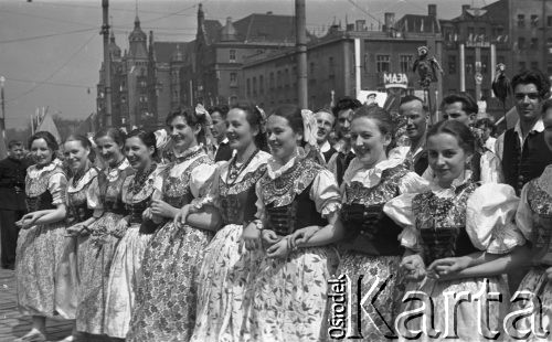 1.05.1953, Stalinogród (Katowice), Polska.
Pochód pierwszomajowy, kobiety w strojach regionalnych.
Fot. Kazimierz Seko, zbiory Ośrodka KARTA
 
