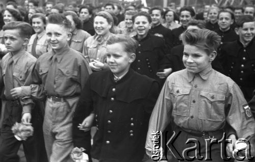1.05.1954, Stalinogród (Katowice), Polska.
Pochód pierwszomajowy, grupa dzieci.
Fot. Kazimierz Seko, zbiory Ośrodka KARTA
 
