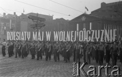 1.05.1954, Stalinogród (Katowice), Polska.
Pochód pierwszomajowy, młodzież z hasłem: 