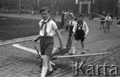 1.05.1954, Stalinogród (Katowice), Polska.
Pochód pierwszomajowy, chłopcy z modelami szybowców.
Fot. Kazimierz Seko, zbiory Ośrodka KARTA
 
