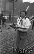 1.05.1954, Stalinogród (Katowice), Polska.
Pochód pierwszomajowy, chłopiec w pilotce z modelem samolotu.
Fot. Kazimierz Seko, zbiory Ośrodka KARTA
 
