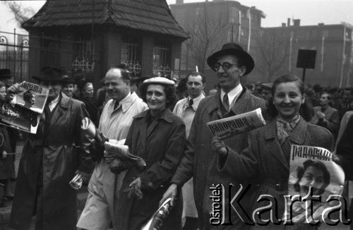 1.05.1954, Stalinogród (Katowice), Polska.
Pochód pierwszomajowy, pracownicy 