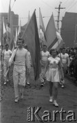 1.05.1954, Stalinogród (Katowice), Polska.
Pochód pierwszomajowy, młodzież z flagami.
Fot. Kazimierz Seko, zbiory Ośrodka KARTA
 
