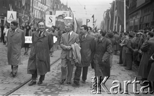 1.05.1954, Stalinogród (Katowice), Polska.
Pochód pierwszomajowy, manifestanci.
Fot. Kazimierz Seko, zbiory Ośrodka KARTA
 
