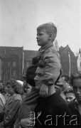 1.05.1958, Katowice, Polska.
Pochód pierwszomajowy, chłopiec na ramionach ojca.
Fot. Kazimierz Seko, zbiory Ośrodka KARTA
 
