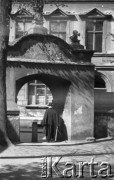 1947, Namysłów, Polska.
Fragment miasta, ksiądz w bramie.
Fot. Kazimierz Seko, zbiory Ośrodka KARTA
 
