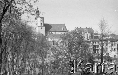 1947, Namysłów, Dolny Śląsk, Polska.
Fragment miasta, na pierwszym planie cmentarz, w tle kościół.
Fot. Kazimierz Seko, zbiory Ośrodka KARTA
 

