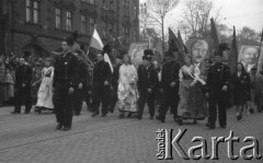 1.05.1949, Katowice, Polska.
Pochód pierwszomajowy, manifestanci z flagami i portretami Stalina, Bieruta i Lenina.
Fot. Kazimierz Seko, zbiory Ośrodka KARTA
 

