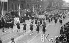 1.05.1949, Katowice, Polska.
Pochód pierwszomajowy, młodzież z Klubu Sportowego 