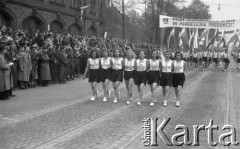 1.05.1949, Katowice, Polska.
Pochód pierwszomajowy, dziewczęta z ZSC 