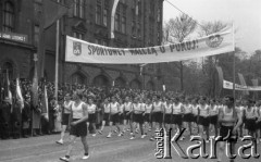 1.05.1949, Katowice, Polska.
Pochód pierwszomajowy, młodzież z transparentem: 