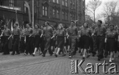 1.05.1949, Katowice, Polska.
Pochód pierwszomajowy, grupa młodzieży.
Fot. Kazimierz Seko, zbiory Ośrodka KARTA
 
