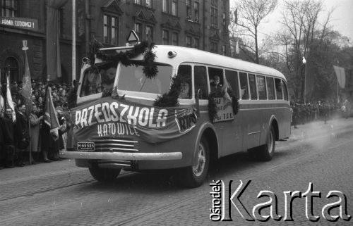 1.05.1949, Katowice, Polska.
Pochód pierwszomajowy, autobus z transparentem: 