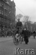 1.05.1949, Katowice, Polska.
Pochód pierwszomajowy, chłopak na bicyklu.
Fot. Kazimierz Seko, zbiory Ośrodka KARTA
 
