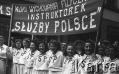 1.05.1949, Katowice, Polska.
Pochód pierwszomajowy, dziewczyny z transparentem: 