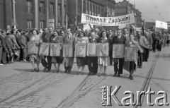 1.05.1950, Katowice, Polska.
Pochód pierwszomajowy, pracownicy wydawnictwa 