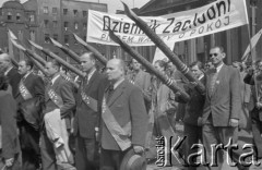 1.05.1950, Katowice, Polska.
Pochód pierwszomajowy, dziennikarze 
