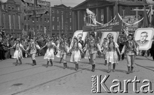 1.05.1950, Katowice, Polska.
Pochód pierwszomajowy, artyści Teatru Śląskiego.
Fot. Kazimierz Seko, zbiory Ośrodka KARTA
 
