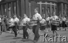 1.05.1950, Katowice, Polska.
Pochód pierwszomajowy, dziecięca orkiestra, bębny, transparent na budynku: 