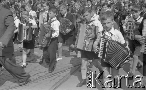 1.05.1950, Katowice, Polska.
Pochód pierwszomajowy, orkiestra dziecięca, chłopcy z akordeonami.
Fot. Kazimierz Seko, zbiory Ośrodka KARTA
 
