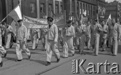 1.05.1950, Katowice, Polska.
Pochód pierwszomajowy, młodzież z flagami i transparentem.
Fot. Kazimierz Seko, zbiory Ośrodka KARTA
 
