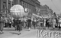1.05.1950, Katowice, Polska.
Pochód pierwszomajowy, czonkinie Koła Ligi Kobiet, napis na transparencie: 