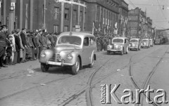1.05.1950, Katowice, Polska.
Pochód pierwszomajowy, karetki pogotowia.
Fot. Kazimierz Seko, zbiory Ośrodka KARTA
 
